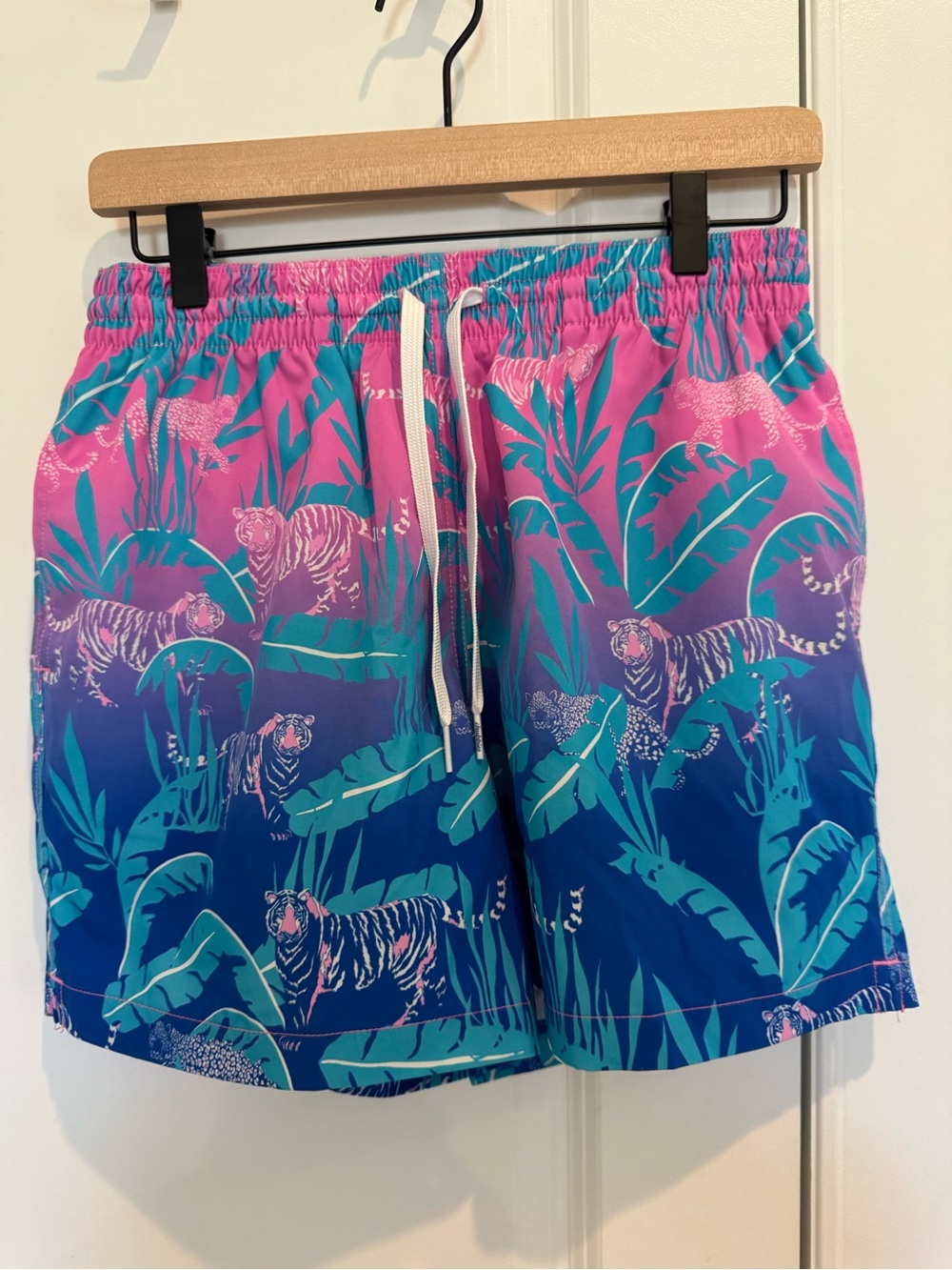 Chubbies Men Tropical Tiger Swim Shorts in Pink & Blue